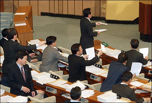 정세균 의원과 열린우리당 의원들이 의사진행발언 기회를 달라며 박관용 의장에게 항의하고 있다. 